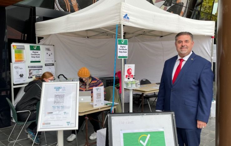 Mayor Memeti at the digital vaccination certificate help desk.