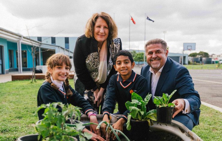 Councillor Rhonda Garad and Mayor Jim Memeti with local school children