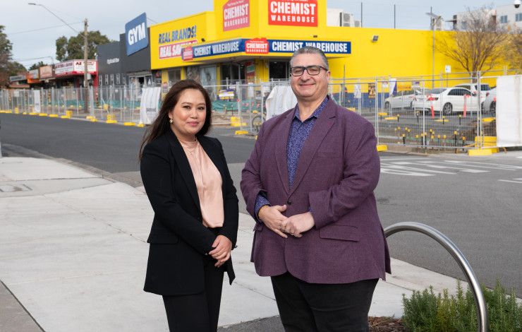 Councillor Spohie Tan and MP Lee Talarmis stand in a Noble Park street.