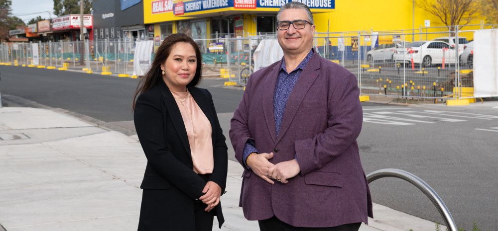 Councillor Spohie Tan and MP Lee Talarmis stand in a Noble Park street.