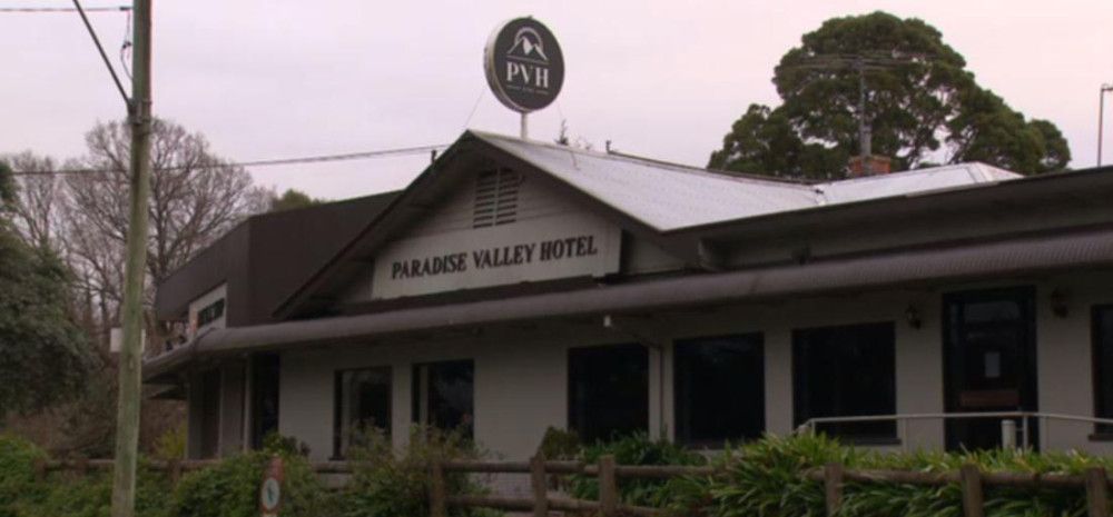 image of the front entry to Paradise Valley Hotel